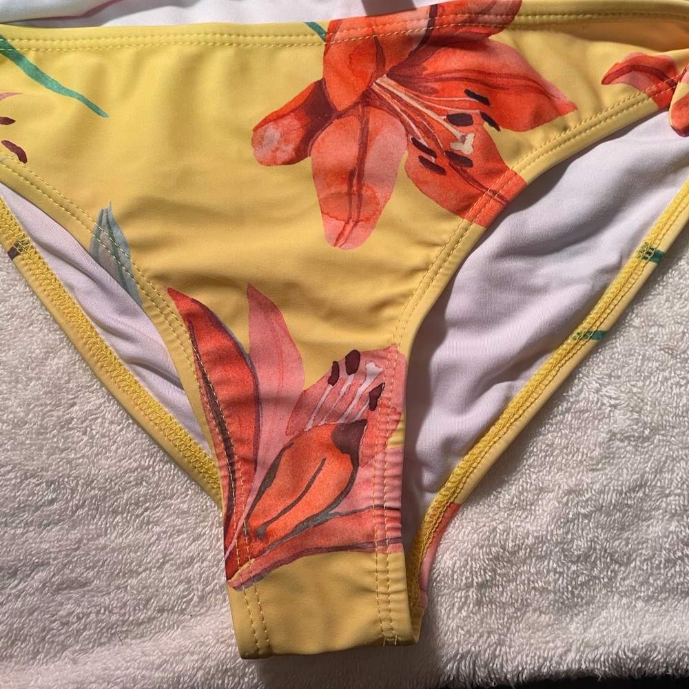 BEACHSISSI XL FLOWERED BATHING SUIT NWT - Picture 8 of 13